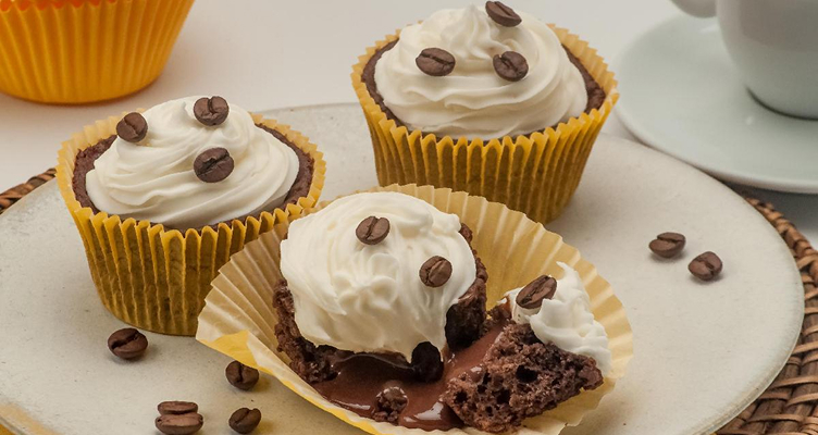 Imagem de cupcakes de café com chantilly